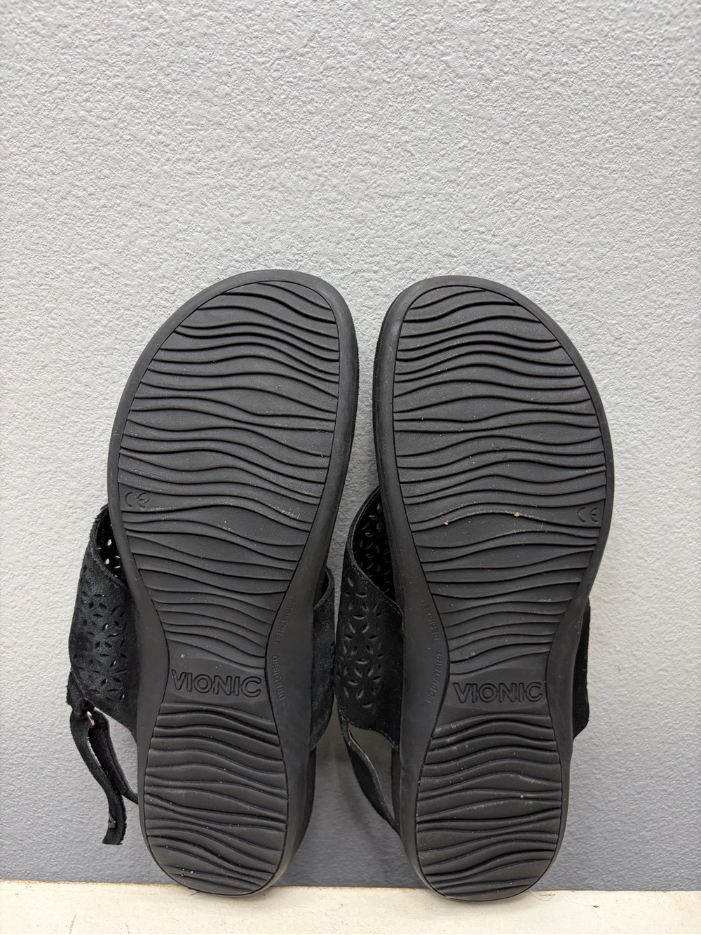 Vionic Black Suede Nikki Sandals Size 10 - Picture 7 of 8
